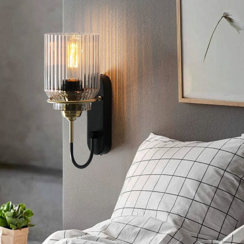 Stijlvolle vintage wandlamp met elegant geribbelde glazen kap