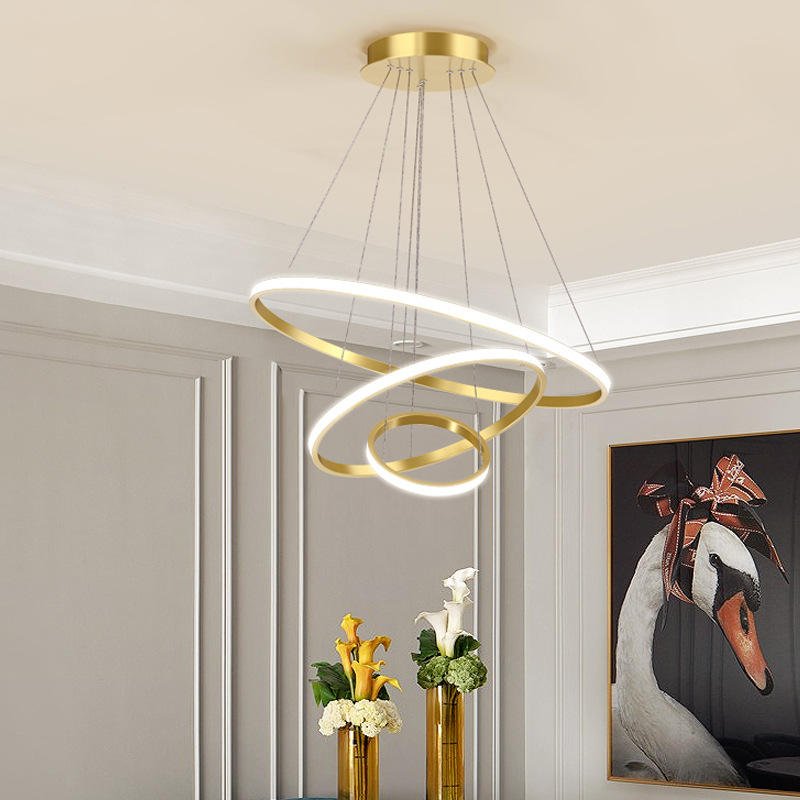 Eigentijdse en elegante plafondlamp voor een stralend interieur