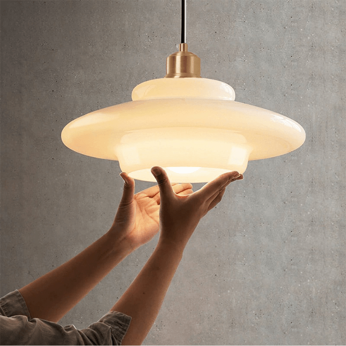 Elegante Witte Glazen Hanglamp voor een Strak Interieur