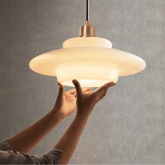 Elegante Witte Glazen Hanglamp voor een Strak Interieur