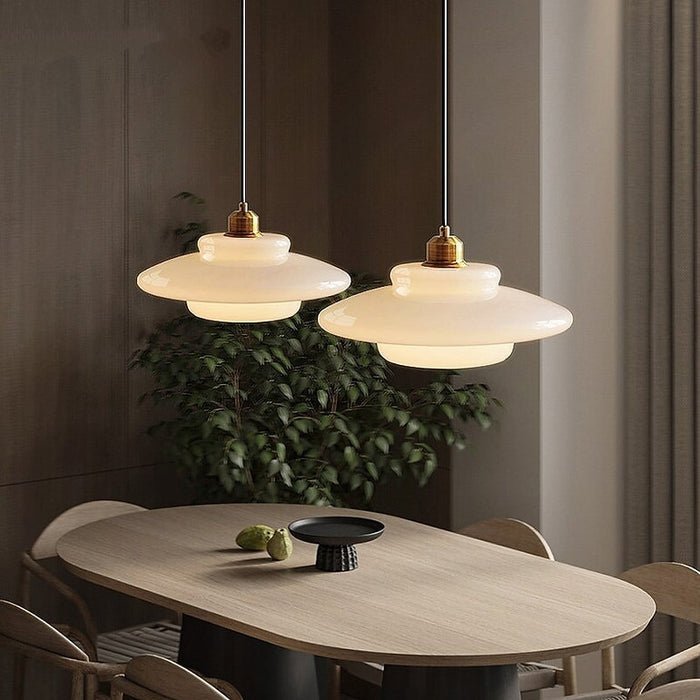 Elegante Witte Glazen Hanglamp voor een Strak Interieur